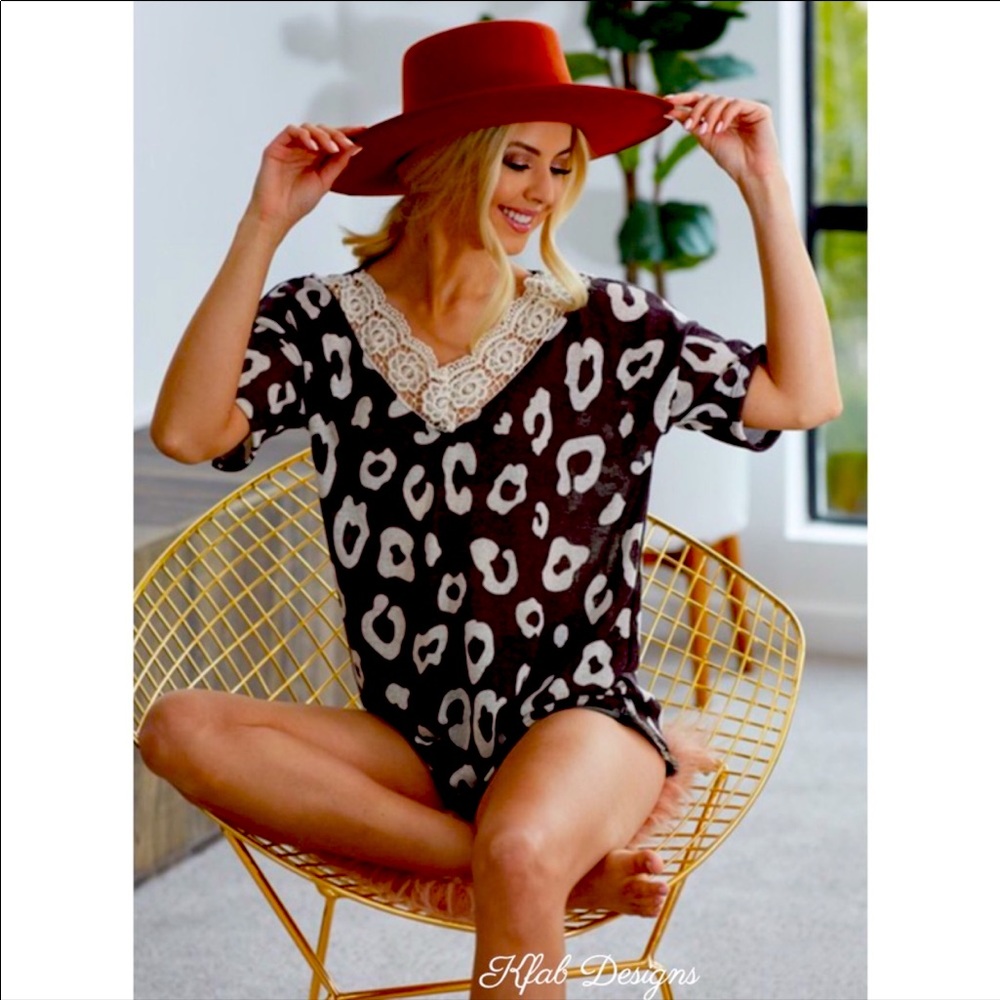 Striking🔥Black&cream lace-v top-soft & stylish